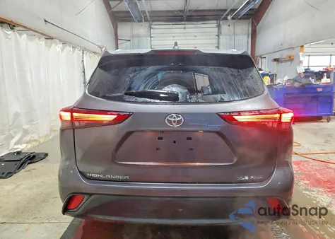 2022 Toyota Highlander Xle z USA, uszkodzony, nr VIN 5TDGZRBH2NS578469